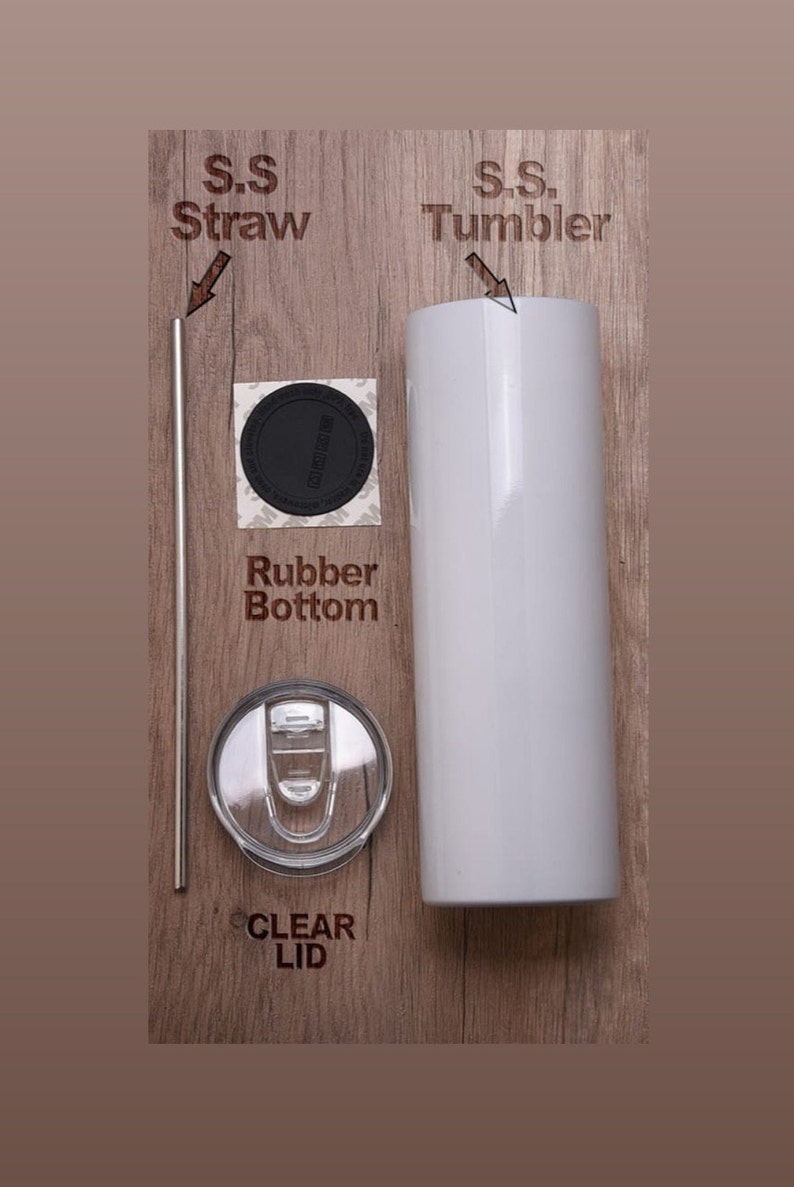 Pu&ograve; includere: Un bicchiere in acciaio inossidabile bianco con un coperchio trasparente e una cannuccia in acciaio inossidabile. Il bicchiere ha un fondo in gomma ed &egrave; mostrato su una superficie in legno.