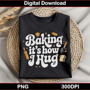 Peut inclure: T-shirt noir avec un texte blanc qui dit "Baking it's how I hug". Le texte est dans un style de police rétro. Le t-shirt est décoré de petites illustrations brunes et blanches d'articles de boulangerie, comme un rouleau à pâtisserie, un fouet et du pain.