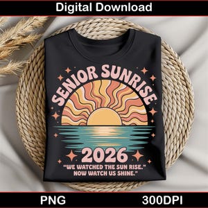 Peut inclure: T-shirt noir avec un motif rétro. Les mots "SENIOR SUNRISE" sont au-dessus d'un soleil stylisé se couchant sur l'eau. L'année "2026" est en dessous, avec la citation "WE WATCHED THE SUN RISE. NOW WATCH US SHINE." Téléchargement numérique au format PNG.