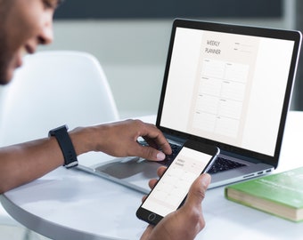 Puede incluir: Una persona está usando una computadora portátil y un teléfono inteligente para ver un planificador semanal. La pantalla de la computadora portátil muestra un planificador semanal con campos en blanco para cada día de la semana. La pantalla del teléfono inteligente también muestra un planificador semanal con campos en blanco para cada día de la semana. La persona está sentada en una mesa con un libro sobre la mesa.