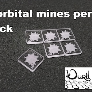 Peut inclure: Six pièces de jeu carrées et transparentes avec un motif d'éclat blanc sont présentées sur une surface sombre. Le texte "6 orbital mines per pack" est au-dessus des pièces. Le logo Durill Games est en bas à droite.