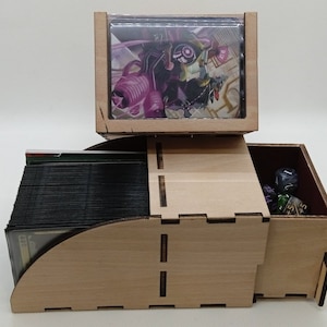Deck of cards box MTG. Caja artesanal de madera con cajón y forro interior para juegos de cartas como Magic the Gathering.