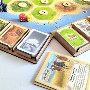 Bandejas para cartas Catan. Organizador para tarjetas de recursos.  Dos tarjeteros para naipes juego de mesa. Pack 2 unidades.