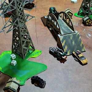 Gaslands Bijgetankte landschapsmodulaire brug, wargames-terrein en bordspellen. Twee gevechtsspel-podiumhellingen. Modulair pakket