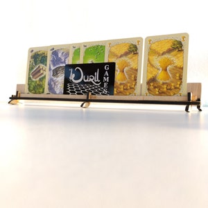 Soporte para naipes. Sujeta cartas en madera para juegos de mesa. Reposa barajas. Card stand set.