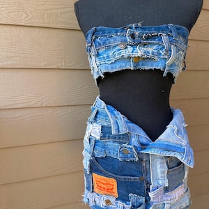 以下が含まれることがあります： リサイクルデニムで作られたデニムスカートとマッチするストラップレストップ。スカートは前面にリーバイスのパッチが付いており、トップはボタン留めです。