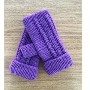 Könnte beinhalten: Ein Paar gestrickte Fingerhandschuhe in leuchtendem Lila. Die Handschuhe haben eine gerippte Manschette und ein strukturiertes Muster am Hauptteil. Die Handschuhe werden auf einer hellbraunen Holzoberfläche präsentiert.