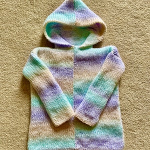 Peut inclure: Un pull à capuche rayé dans les tons de violet, bleu, vert et crème.