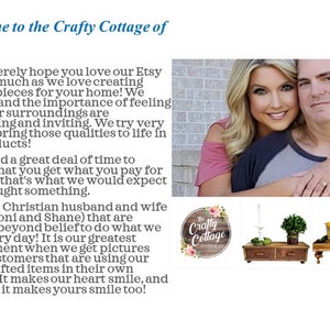K&ouml;nnte beinhalten: Ein Paar posiert f&uuml;r ein Foto vor einer Backsteinmauer. Die Frau tr&auml;gt ein rosa Top mit offener Schulter und der Mann tr&auml;gt ein grau-schwarzes gestreiftes Hemd. Der Text "Welcome to the Crafty Cottage of TN!" befindet sich oben im Bild. Der Text "The Crafty Cottage" befindet sich in einem Kreis mit rosa Blumen drumherum. Der Text "RE AT" ist im Hintergrund sichtbar.