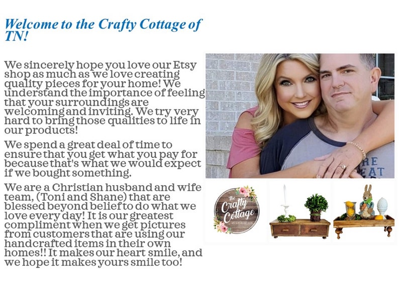 K&ouml;nnte beinhalten: Ein Paar posiert f&uuml;r ein Foto vor einer Backsteinmauer. Die Frau tr&auml;gt ein rosa Top mit offener Schulter und der Mann tr&auml;gt ein grau-schwarzes gestreiftes Hemd. Der Text "Welcome to the Crafty Cottage of TN!" befindet sich oben im Bild. Der Text "The Crafty Cottage" befindet sich in einem Kreis mit rosa Blumen drumherum. Der Text "RE AT" ist im Hintergrund sichtbar.