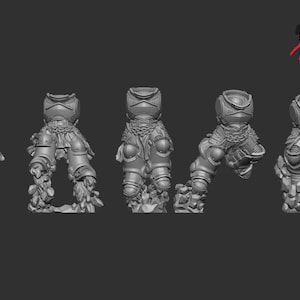 Puede incluir: Una serie de cinco figuras grises impresas en 3D de un personaje futurista blindado. Las figuras están en varias poses, mostrando el diseño del personaje desde diferentes ángulos. El personaje tiene un casco, armadura y detalles de cadena.