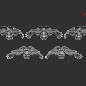 Puede incluir: Se muestran cinco modelos de alas mecánicas grises estilizadas sobre un fondo gris oscuro. Cada ala tiene un cuerpo central con componentes mecánicos detallados y estructuras de alas en capas. Los modelos son probablemente para la elaboración o el diseño.