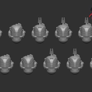 Peut inclure: Collection de dix modèles de casques gris d'aspect futuriste. Chaque casque présente un design détaillé avec divers panneaux, des évents et une structure proéminente en forme d'antenne sur le dessus. Les casques sont disposés en deux rangées sur fond sombre.
