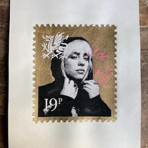 EILISH / Lick Me post-stamps Collezione d'arte / Gold Pop Stars / Iconografia pop art contemporanea di Londra, pubblicità commerciali, poster / Matt Youth