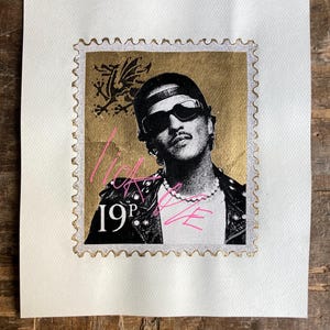 BRUNO / Lick Me post-stamps Collezione d'arte / Pop Stars on Gold / Iconografia pop art contemporanea di Londra, pubblicità commerciali, poster / Matt Youth