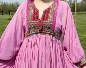 Robe afghane taille S/M rose des années 1970 avec broderie