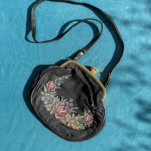Vintage 1950er Jahre Seide petit point bestickte Abendtasche mit langem Riemen