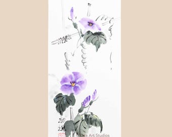 Puede incluir: Pintura a la acuarela de flores de campanilla moradas con hojas y tallos verdes. La obra de arte incluye caracteres japoneses y la dirección del sitio web yasa-studios.art.