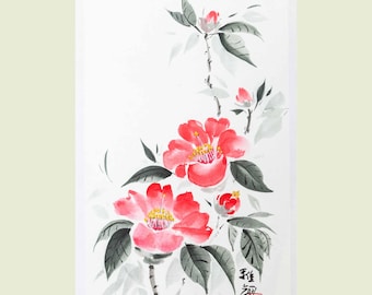 Puede incluir: Pintura a la acuarela de flores de camelia rojas con centros amarillos y hojas verde oscuro sobre fondo blanco. La obra de arte incluye una rama con capullos y una firma y sello japoneses. El nombre del artista, "Yasa Art Studios", está en la parte inferior.