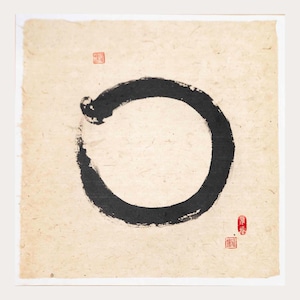 Dipinto originale "Enso Circle", inchiostro su carta di gelso beige quadrata, calligrafia giapponese, arte murale minimalista Sumi-e senza cornice