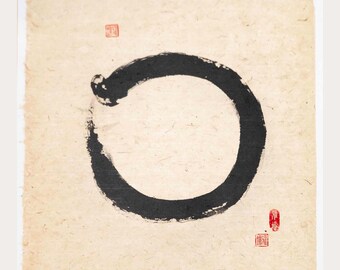 Enso Circle - Handgemalt mit Tusche auf quadratischem Maulbeerbaumpapier - Japanisches Sumi-e auf beigem oder weißem Hintergrund