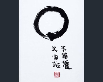 Enso Malerei mit Kalligraphie: Tusche auf Reispapier, Handgeschriebenes Chinesisches Sprichwort.