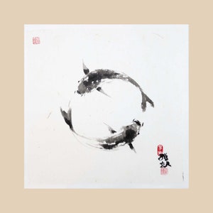 Dipinto originale Circling Koi Sumi-e. Inchiostro su carta di gelso – Arte giapponese Suibokuga. Decorazione murale cinese senza cornice.