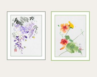 Puede incluir: Dos pinturas de acuarela enmarcadas. La pintura de la izquierda representa glicinas moradas con abejas. La pintura de la derecha muestra flores naranjas y rojas con hojas verdes. Ambas pinturas tienen bordes verdes y fondo blanco.