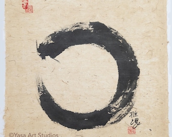 Peut inclure: Une feuille de papier artisanal beige clair texturé présentant un cercle ouvert tracé à l'encre noire. L'œuvre comporte un sceau rouge en haut à gauche, une calligraphie noire en bas à droite et du texte imprimé en bas de la page.