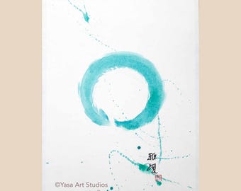 Könnte beinhalten: Ein weißer Papierdruck mit einem türkisfarbenen Aquarellkreis in der Mitte und verstreuten Farbspritzern. Schwarze japanische Kalligrafiezeichen und ein kleiner roter quadratischer Stempel sind unten rechts neben dem Text Yasa Art Studios zu sehen.