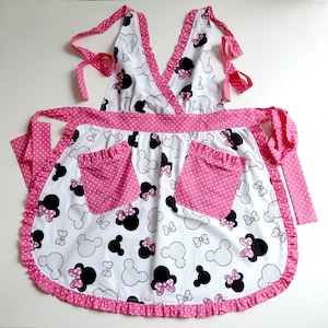 Minnie Maus Retro Schürze - Handgemachte Rosa Gepunktete Baumwolle Küchen Schürze mit Taschen, Süßes Disney Geschenk für Sie, Frau, Mutter
