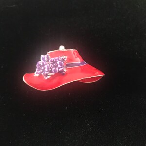Vintage Red Hat Society broche of hanger