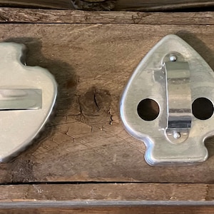 Vintage Set mit 4 Schwänen Down 1949 der Spielkarte Aluminium Ausstechformen