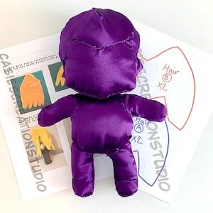 Deluxe Anime Plush Pattern (14 Zoll) und Anleitung - enthält Muster für Kleidung und drei verschiedene Frisuren