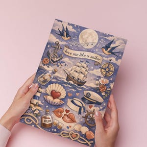 Peut inclure: Illustration sur le thème marin avec une esthétique vintage, représentant un voilier, une ancre et un chapeau de marin. L'œuvre comprend le texte "love me like a sailor" et divers éléments maritimes, avec une palette de couleurs bleues, blanches et rouges.