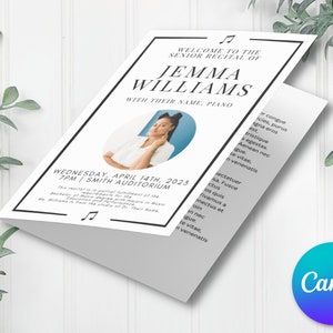 Op de afbeelding: Een witte en zwarte uitnodigingskaart met een muzieknootontwerp. De kaart kondigt een afstudeerrecital aan voor Jemma Williams, piano, op woensdag 14 april 2023 om 19:00 uur in het Smith Auditorium.