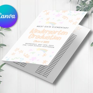 Könnte beinhalten: Eine weiße und rosafarbene Graduationseinladung für Kindergartenkinder der West Gate Elementary School. Die Einladung zeigt einen Regenbogen, Sterne und andere bunte Kritzeleien. Der Text lautet "Kindergarten Graduation Class of 2025" und enthält Datum, Uhrzeit und Ort der Veranstaltung.