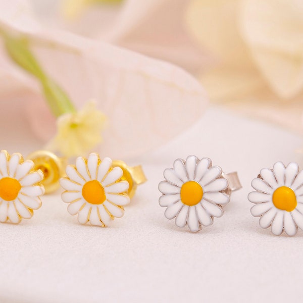 Daisy Stud Earrings,Tiny Daisy Earrings, Small Daisy Stud Earrings, Daisy Flower Stud Earrings, Flower Stud Earrings for Gift, Handmade Gift