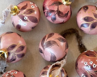 Adorno navideño de cerámica floral pintado a mano