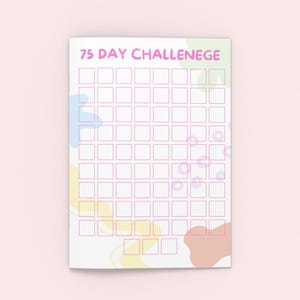 Peut inclure: Un suivi de défi de 75 jours blanc avec un titre rose et une grille de carrés pour le suivi quotidien. La page présente des accents pastel de style aquarelle en bleu, jaune et rose. Le fond est rose clair.