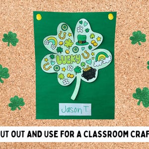 Pu&ograve; includere: Un ritaglio di trifoglio verde con una variet&agrave; di adesivi a tema San Patrizio, tra cui un cappello da folletto, monete d'oro, arcobaleni e la parola "lucky". Il trifoglio &egrave; su uno sfondo verde con il nome "Jason T." scritto sotto.