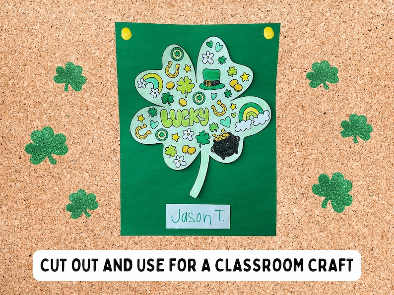 Pu&ograve; includere: Un ritaglio di trifoglio verde con una variet&agrave; di adesivi a tema San Patrizio, tra cui un cappello da folletto, monete d'oro, arcobaleni e la parola "lucky". Il trifoglio &egrave; su uno sfondo verde con il nome "Jason T." scritto sotto.