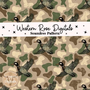 Puede incluir: Patrón sin costuras con patos volando sobre un fondo de camuflaje en tonos marrón, verde y beige. El texto "Western Rose Digitals" y "Seamless Pattern" se muestra. Un logotipo con el texto "Western Rose Digitals" está en la esquina inferior izquierda.