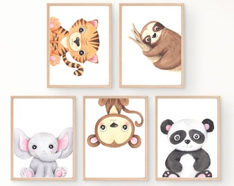 Könnte beinhalten: Satz von fünf gerahmten Aquarelldrucken mit niedlichen Tierillustrationen. Die Drucke zeigen einen Tiger, ein Faultier, einen Affen, einen Elefanten und einen Panda, jeder mit einem einzigartigen Ausdruck und einer einzigartigen Pose.