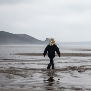 3 kliffen baai- jong meisje spelen in zand- Wales, Engeland, Kunst, Landschap, Wall Art, Print