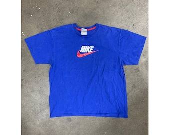 Camiseta vintage Nike con logo Swoosh rojo
