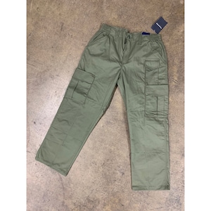 Op de afbeelding: Een olijfgroene cargo broek met meerdere zakken en een trekkoord.