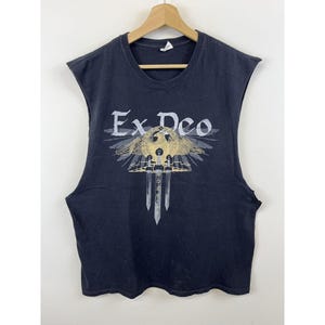 Op de afbeelding: Zwart sleeveless t-shirt met een afbeelding van een adelaar met zwaarden en de tekst "Ex Deo" in een gotisch lettertype.