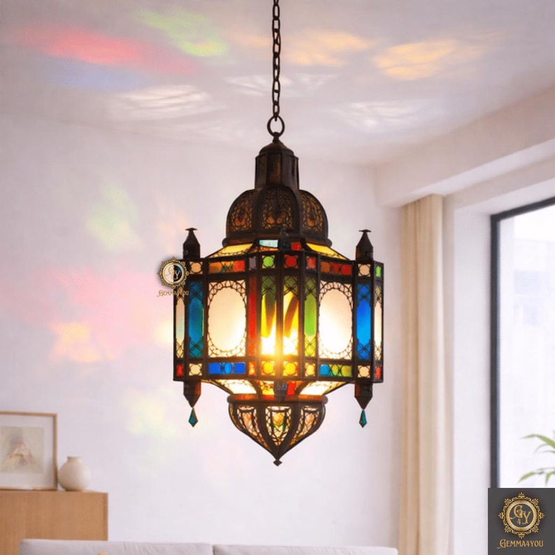 Farol marroquí de latón hecho a mano con vidrio coloreado: lámpara colgante vintage, iluminación estilo bohemio, decoración artesanal marroquí.