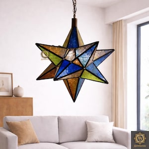 Könnte beinhalten: Eine sternförmige Hängeleuchte aus Buntglas. Die Leuchte hat ein geometrisches Design mit Blau-, Grün-, Gelb- und Brauntönen. Sie hängt an einer Kette und ist an einer dunkelbraunen Deckenhalterung befestigt.